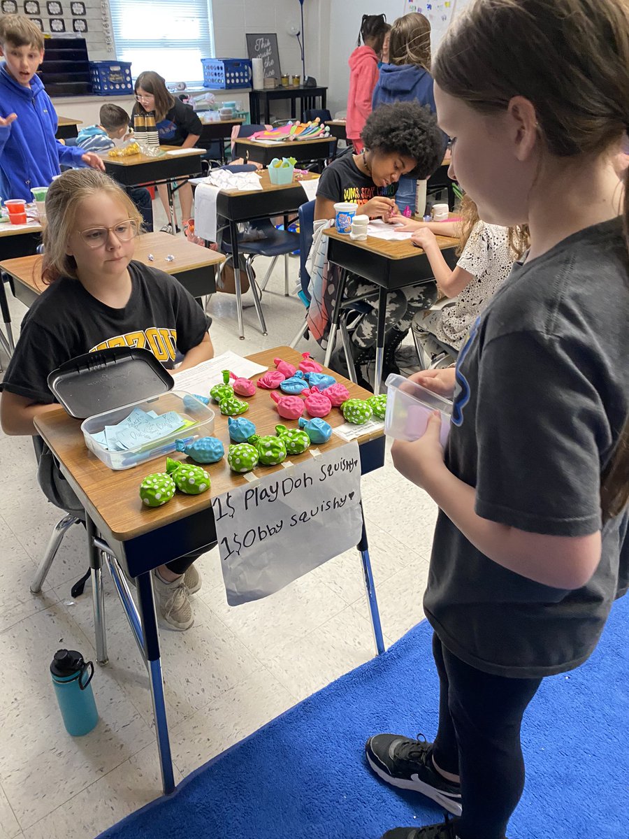 HeritageBears's tweet photo. Market day in 4th grade. It was awesome to see all the great creations! #hierocks https://t.co/LP4JpKzCBm