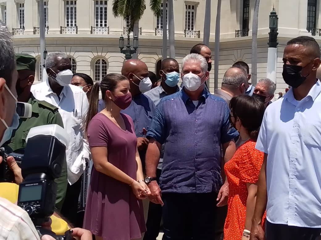 Levantemos la bandera de la solidaridad por sobre los escombros, acompañemos el esfuerzo de todos y juntemos cada corazón en ese empeño #FuerzaCuba #VamosConTodo <a href="/DiazCanelB/">Miguel Díaz-Canel Bermúdez</a> <a href="/DrRobertoMOjeda/">Dr. Roberto Morales Ojeda</a> <a href="/UJCdeCuba/">UJC de Cuba</a>