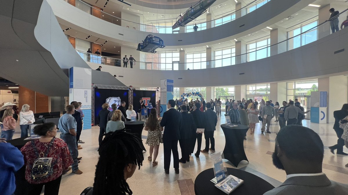 HeathTims's tweet image. Day 2 of the @LATechCOES Design &amp;amp; Research Conference - Sr project presentations #COESculture #LATechIESB