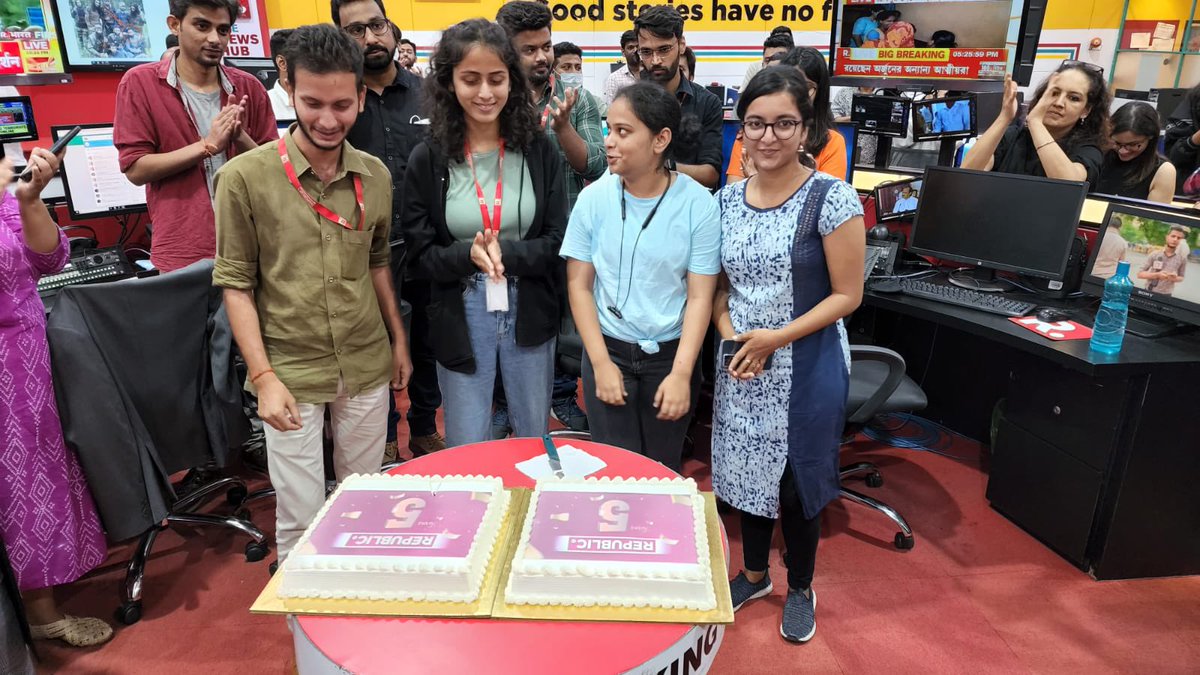 Pranjal_Writes's tweet photo. Dear viewers,
what a wonderful and proud moment for us ❤️
your love and support make us unbeatable
yes we are warriors of @republic @Republic_Bharat which now becomes synonymous of nationalism
thank you dear viewers
#RepublicIs5 https://t.co/qXOz5J0eib
