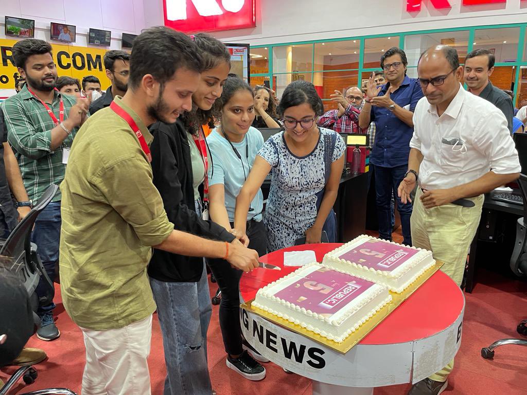 Pranjal_Writes's tweet photo. Dear viewers,
what a wonderful and proud moment for us ❤️
your love and support make us unbeatable
yes we are warriors of @republic @Republic_Bharat which now becomes synonymous of nationalism
thank you dear viewers
#RepublicIs5 https://t.co/qXOz5J0eib