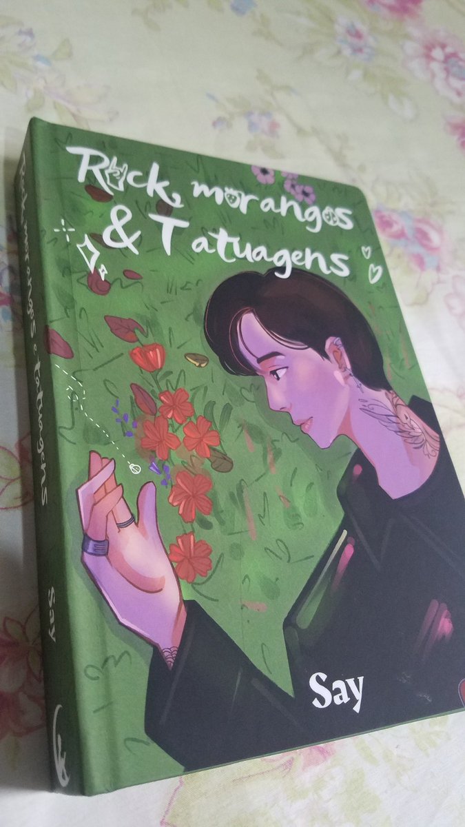 jeonmarcellla's tweet photo. SIM! CHEGOU!! Eu tenho td para falar sobre esse livro  maravilhoso. A capa me surpreendeu pq ela é macia, parece aveludada, muito gostosinha de pegar na mão. O livro é super cheiroso, não sei se é coincidência mas tem cheirinho de morango? 
@EditoraBlueSide @gcforjimin https://t.co/IeBMHz7khH