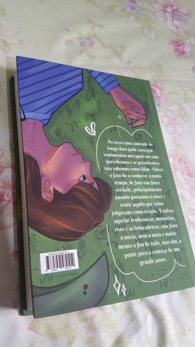 jeonmarcellla's tweet photo. SIM! CHEGOU!! Eu tenho td para falar sobre esse livro  maravilhoso. A capa me surpreendeu pq ela é macia, parece aveludada, muito gostosinha de pegar na mão. O livro é super cheiroso, não sei se é coincidência mas tem cheirinho de morango? 
@EditoraBlueSide @gcforjimin https://t.co/IeBMHz7khH