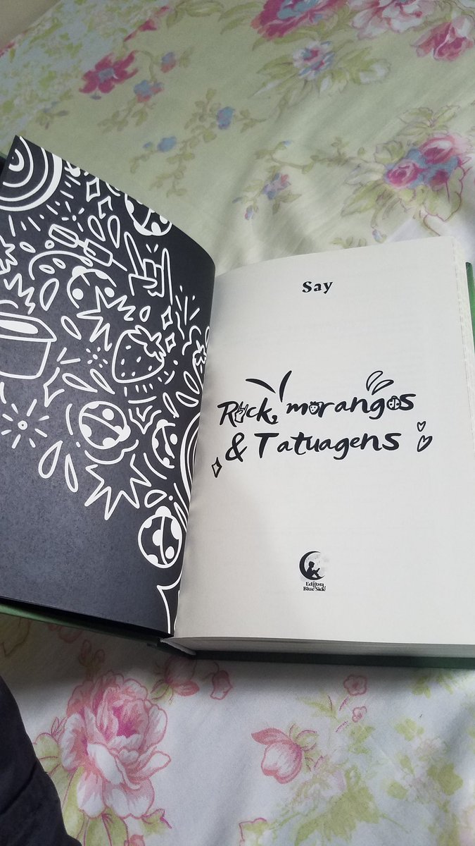 jeonmarcellla's tweet photo. SIM! CHEGOU!! Eu tenho td para falar sobre esse livro  maravilhoso. A capa me surpreendeu pq ela é macia, parece aveludada, muito gostosinha de pegar na mão. O livro é super cheiroso, não sei se é coincidência mas tem cheirinho de morango? 
@EditoraBlueSide @gcforjimin https://t.co/IeBMHz7khH