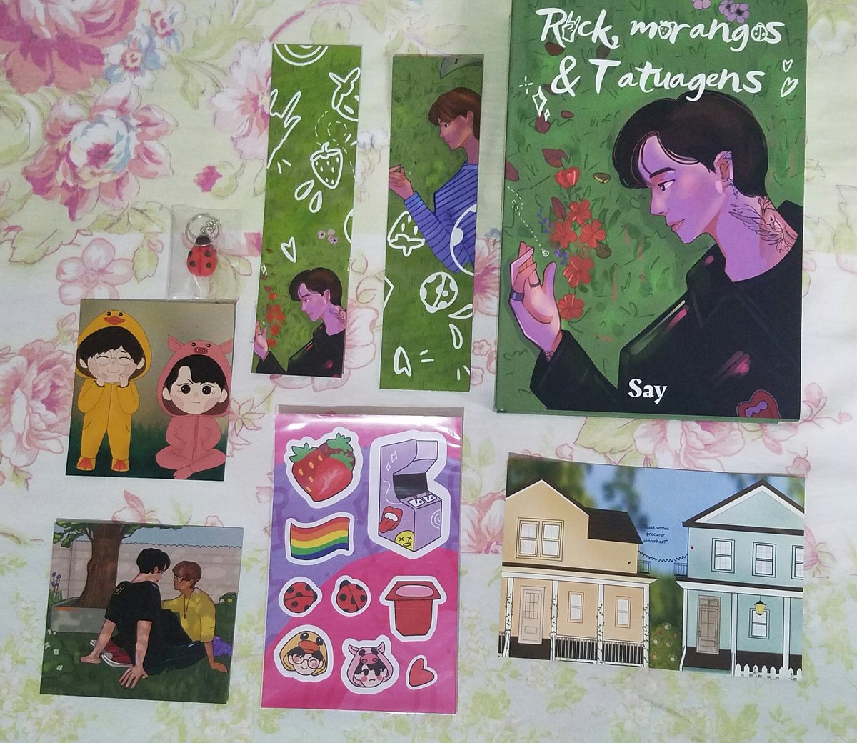 jeonmarcellla's tweet photo. SIM! CHEGOU!! Eu tenho td para falar sobre esse livro  maravilhoso. A capa me surpreendeu pq ela é macia, parece aveludada, muito gostosinha de pegar na mão. O livro é super cheiroso, não sei se é coincidência mas tem cheirinho de morango? 
@EditoraBlueSide @gcforjimin https://t.co/IeBMHz7khH