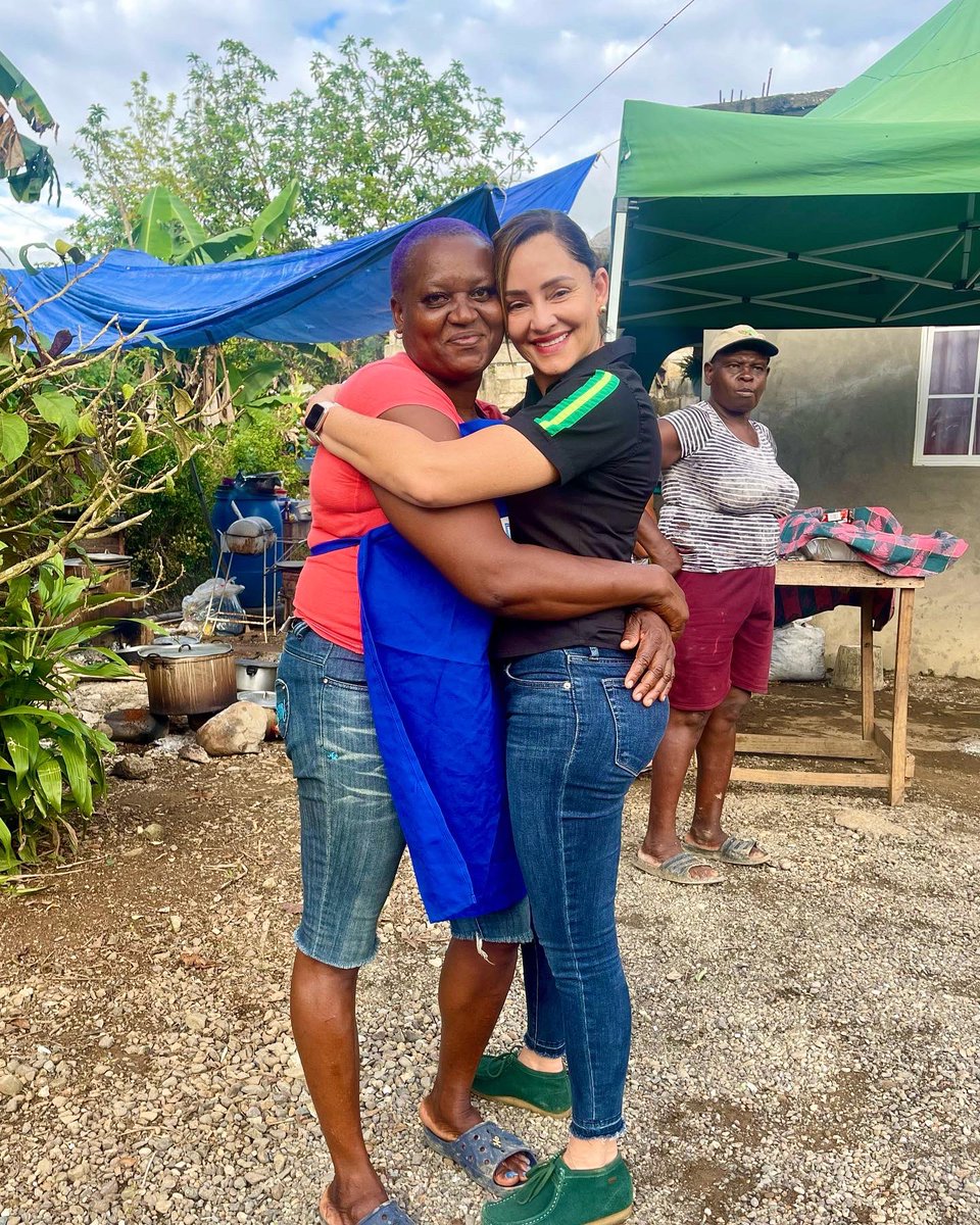 annmarievazja's tweet photo. Love & only love for my #EastPortland family. We work hard & we celebrate life. Shout out to #Georgene. We really enjoyed ur earthstrong!
Plus u dun know ur #curriedbeef is the best thing ever! May God continue to bless you my sis!
#Bushman u dun know!
#ahyahsuhnice 🇯🇲🙏🏻♥️ https://t.co/i13Cyd7ljg