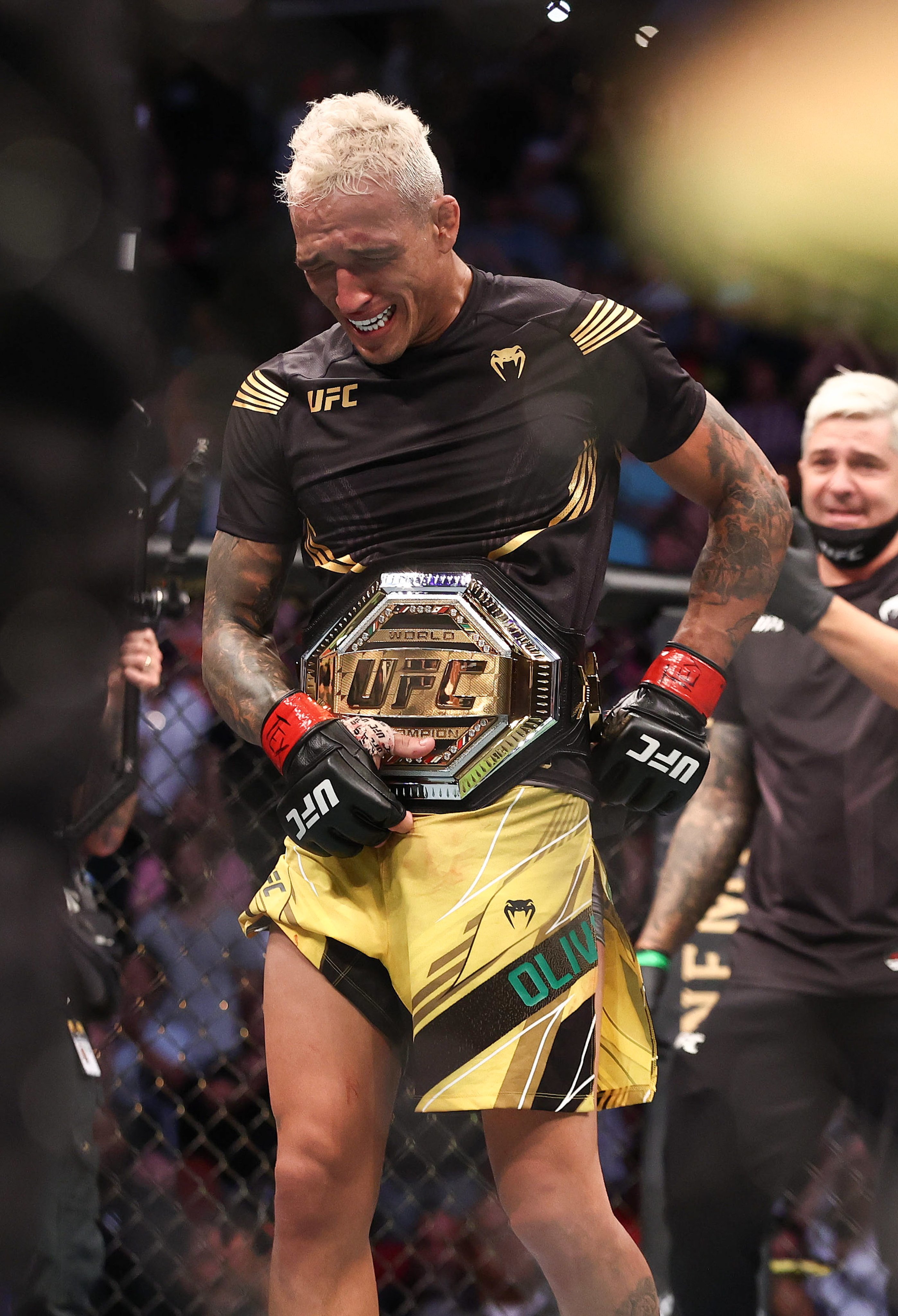 RMC Sport Combat on Twitter: "🚨 ALERTE BOMBE ! Charles Oliveira vient de  manquer sa pesée pour 200g. Il perd donc son titre de champion du monde.  Incroyable. https://t.co/9tw4MNJ5WS" / Twitter