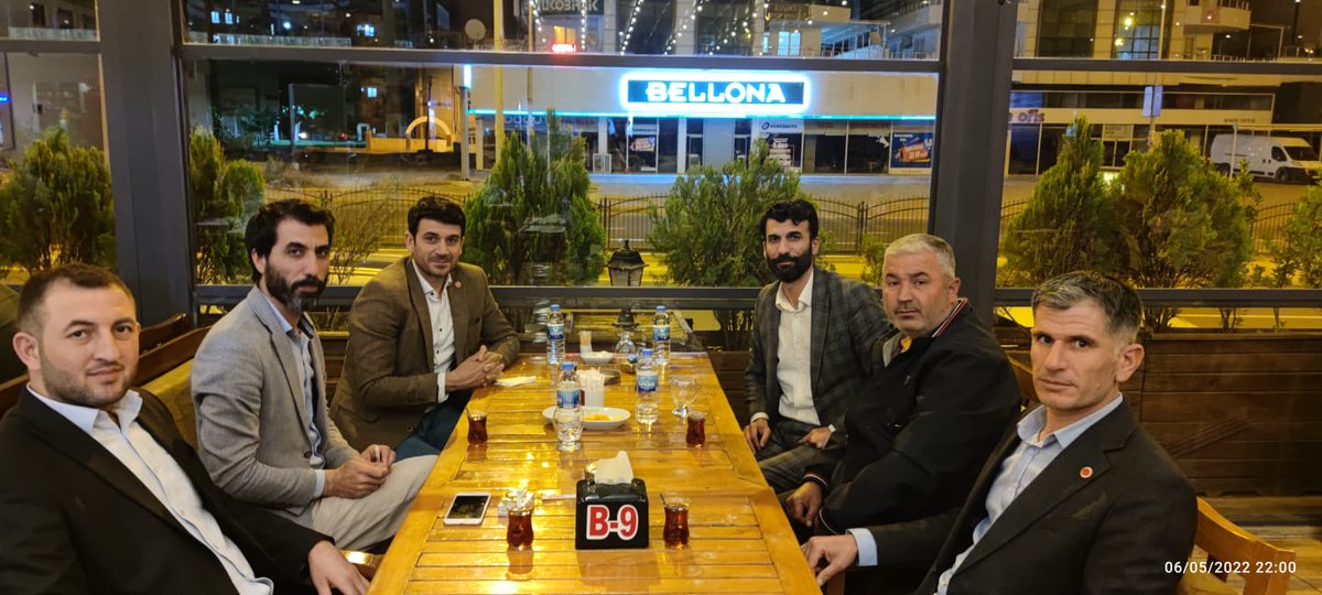 Kardeşler topluluğunu bir araya getiren bir bardak çay!...