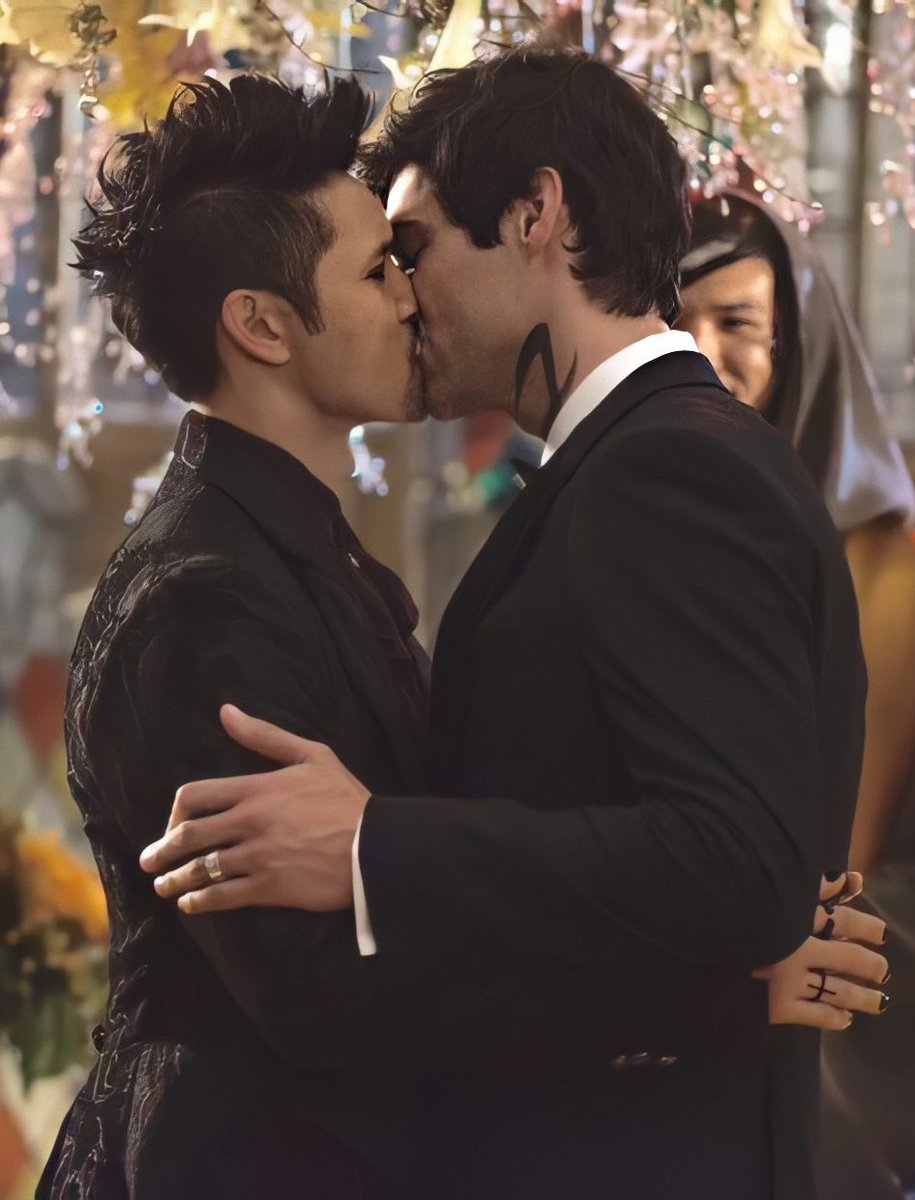 ShadowMalecfan's tweet photo. HAPPY ANNIVERSARY ❤️😍💜💕
#malec #malecforever #malecforlife #malecanniversary #Shadowhunters https://t.co/c6J5cPJ9pn