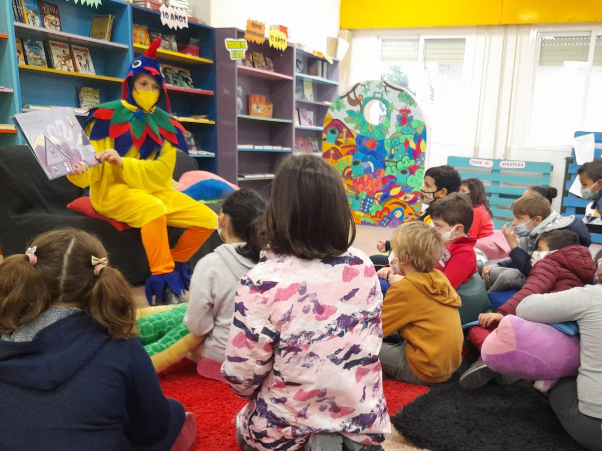 RaquelRamiro8's tweet photo. En esta vida hay que hacer de todo!! Así que me convertí en la gallina Clementina!!😄Cuentacuentos #clementinaylosplaneta #edicionesjaguar @lujus @maestrojcarlo Los más peques del cole se lo pasaron pipa y yo...ni os cuento!! https://t.co/RGLpZGMFJW