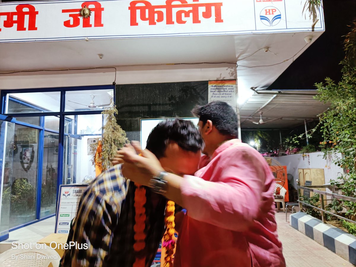 panditratnakar's tweet photo. आज शाम भाजयुमो के नव नियुक्त जिला मंत्री भाई अतुल पांडे ने स्वामी जी फिंलिंग मे आकर भेंट की, इस दौरान मैंने मीठा ख़िलाकर गले लगाकर भाई को नए दायित्व की शुभकामनाएं और बधाई दी,
#congratulations #atulpanday
#panditratnakarchaturvedishiva https://t.co/zZ6FdyKmb9