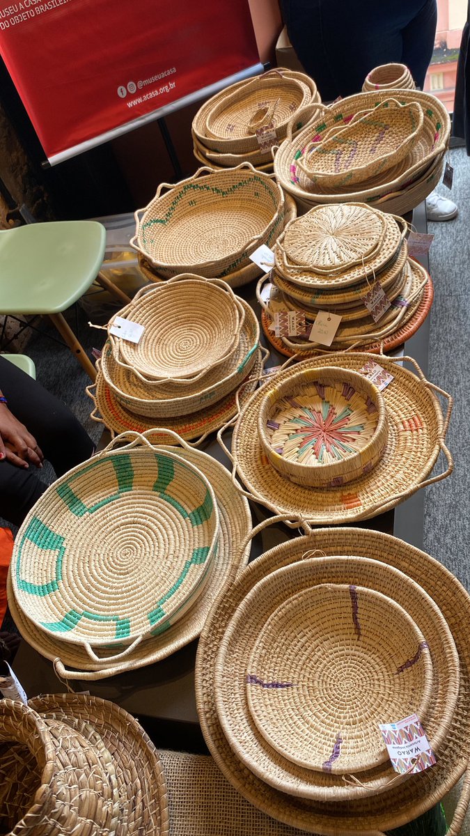 Sebastian_Roa_'s tweet photo. O #Artesanato não poderia faltar no #workshop. Feito de 
#buriti, inúmeras peças estão sendo expostas durante o evento e estão a disposição para venda https://t.co/ZkOJUKEvfI