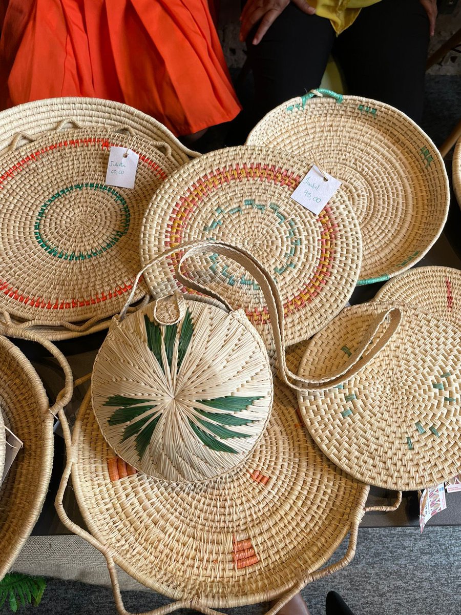 Sebastian_Roa_'s tweet photo. O #Artesanato não poderia faltar no #workshop. Feito de 
#buriti, inúmeras peças estão sendo expostas durante o evento e estão a disposição para venda https://t.co/ZkOJUKEvfI