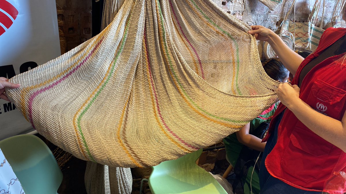 Sebastian_Roa_'s tweet photo. O #Artesanato não poderia faltar no #workshop. Feito de 
#buriti, inúmeras peças estão sendo expostas durante o evento e estão a disposição para venda https://t.co/ZkOJUKEvfI