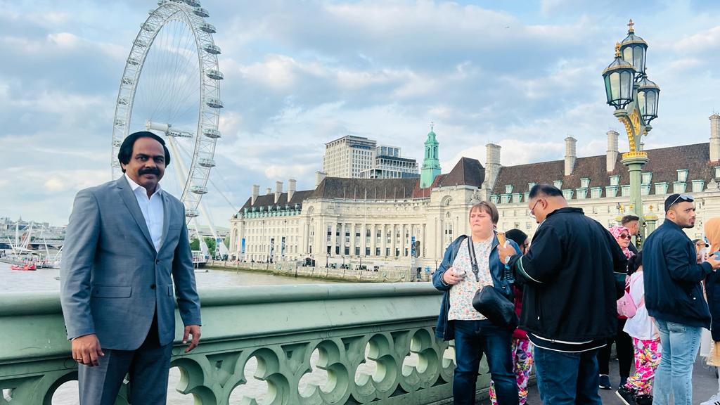 officeofMTR's tweet photo. Hon. Minister for IT &amp; DS @Manothangaraj is on a 2-day visit to London to attend The Rise: Global Summit of Tamil Entrepreneurs and Professionals. The Minister Stopped  by the historic &amp; iconic landmarks of London including Buckingham Palace, Westminster Bridge and Clock Tower. https://t.co/bbAh5JBngq