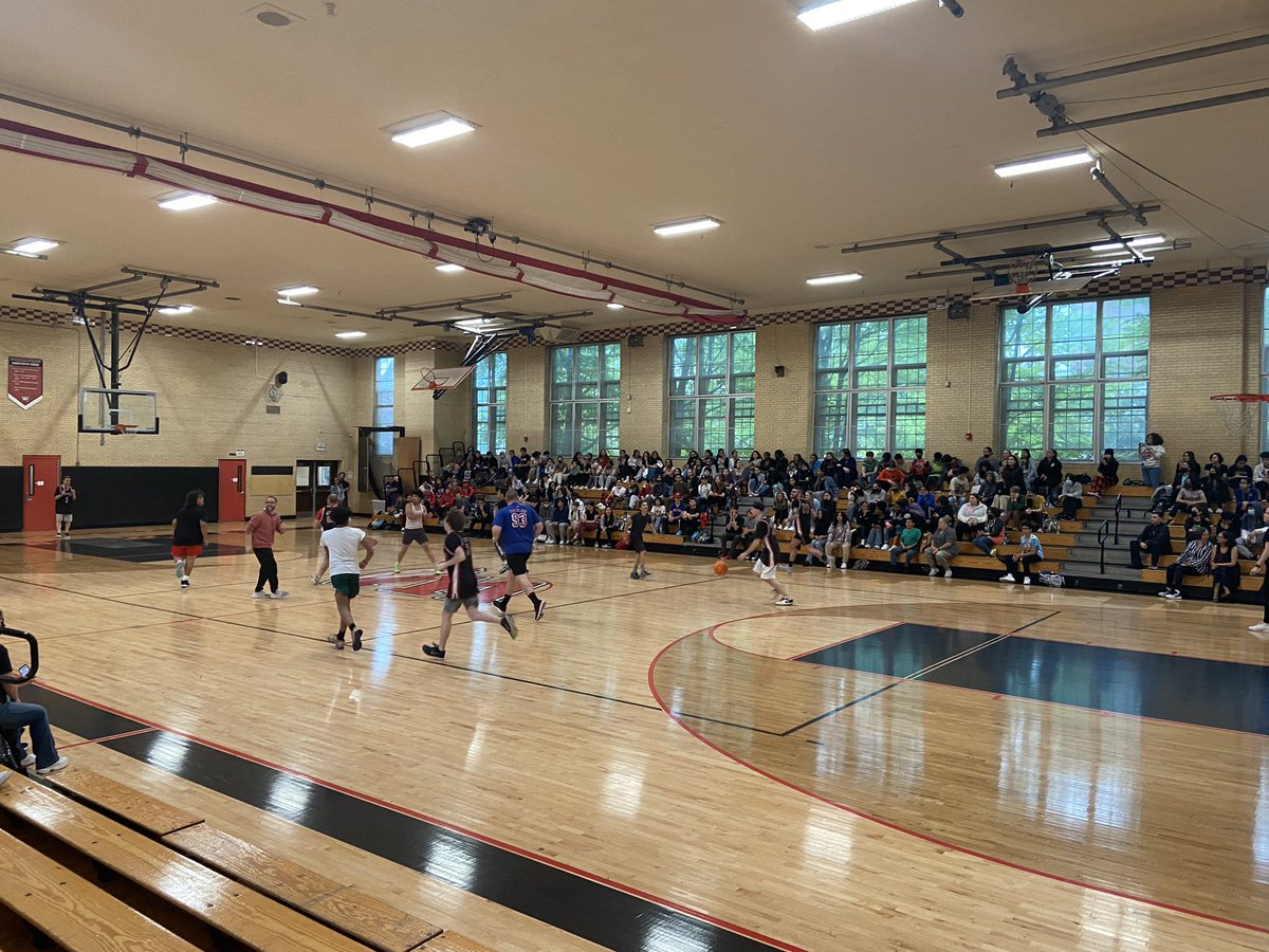 C_Lista_WHS's tweet photo. Teachers vs. 7th & 8th graders π #Weehavefun #Weeitsfriday @WeehawkenTSD https://t.co/IV83IEiVVP