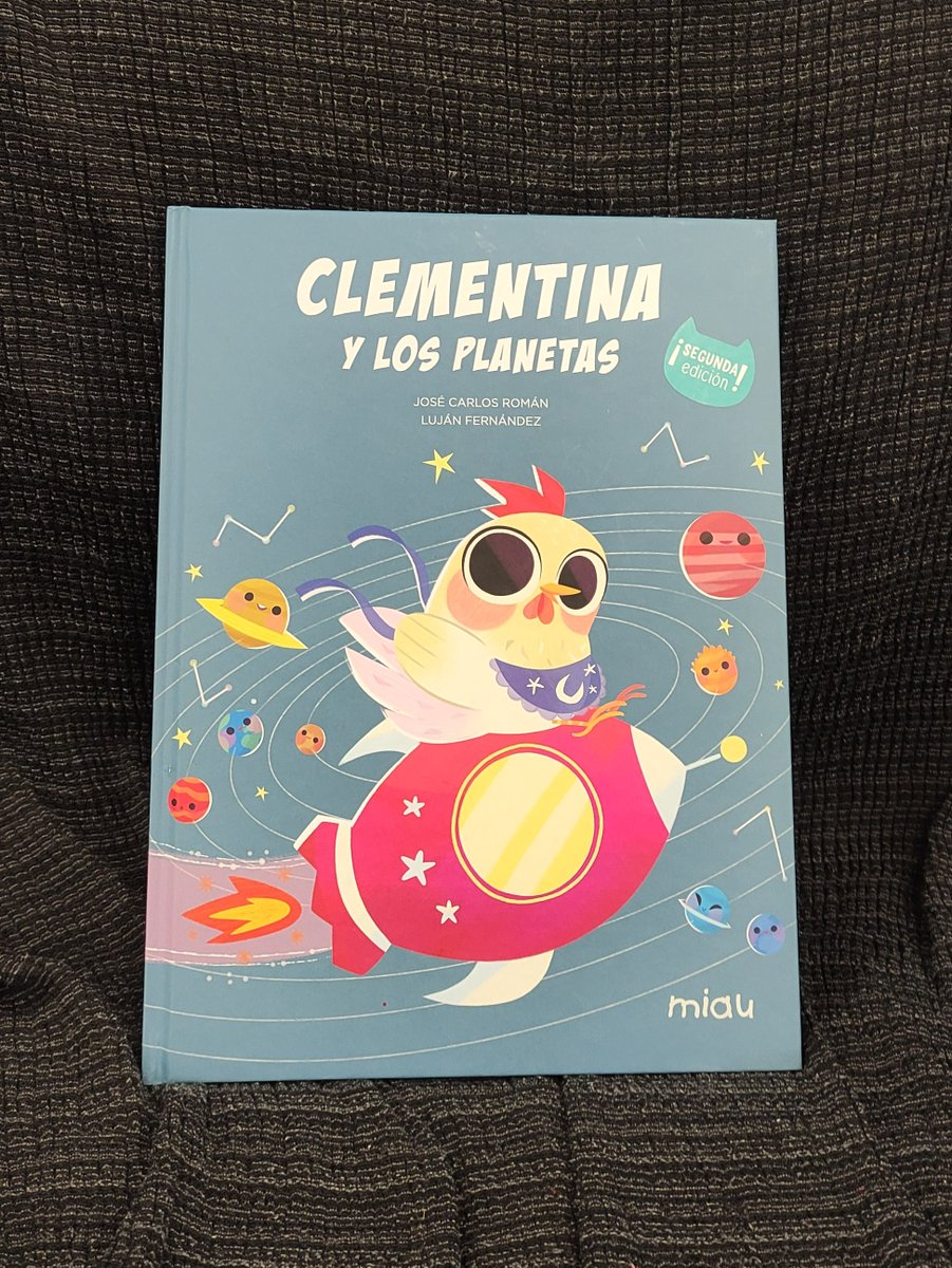 RaquelRamiro8's tweet photo. En esta vida hay que hacer de todo!! Así que me convertí en la gallina Clementina!!😄Cuentacuentos #clementinaylosplaneta #edicionesjaguar @lujus @maestrojcarlo Los más peques del cole se lo pasaron pipa y yo...ni os cuento!! https://t.co/RGLpZGMFJW