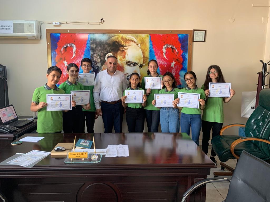 Ctinaztepeoo's tweet photo. "Kitchen Workshops " adlı etwinning projesini İngilizce Öğretmenimiz Zarif CAN rehberliğinde yürüten  öğrencilerimize sertifikalarını verdik. Öğrencilerimiz  etkinlikleri yaparak yaşayarak, eğlenerek ve projede aktif bir şekilde rol alarak sürece dahil oldu. https://t.co/8l9YECUtUU