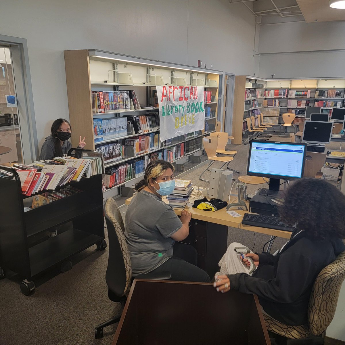 SotolibraryLLT's tweet photo. Our Library Leadership Team working as volunteers!
@SotolibraryLLT @SotomayorMagnet https://t.co/hXg3Ijr9ZM