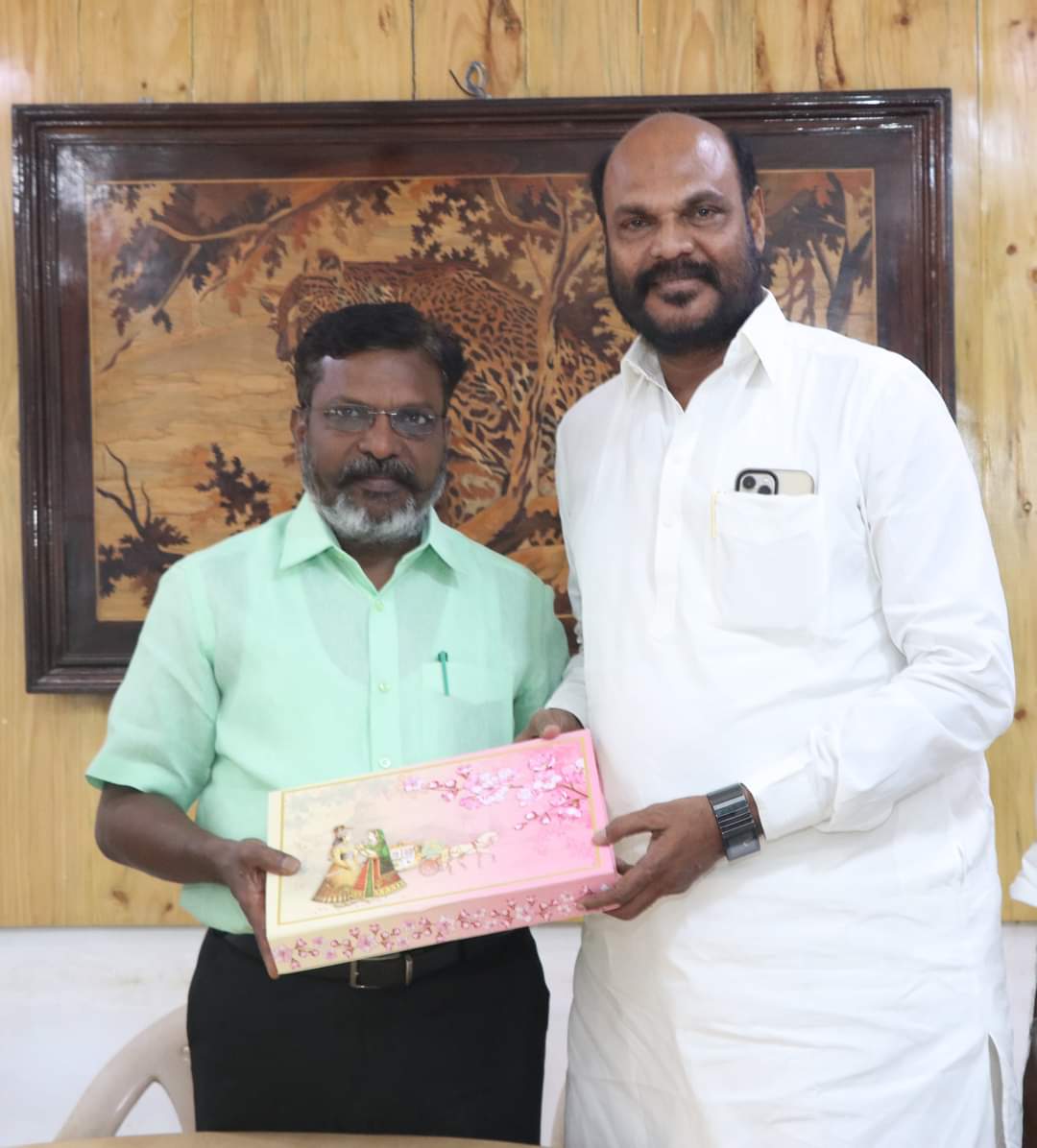 thirumaofficial's tweet photo. தமிழக மக்கள் முன்னேற்றக் கழகத்தின் தலைவர் ஜான்பாண்டியன் அவர்களின் மகள் திருமண விழா அழைப்பிதழை இன்று வழங்கினார். https://t.co/SgCJd0c4dW