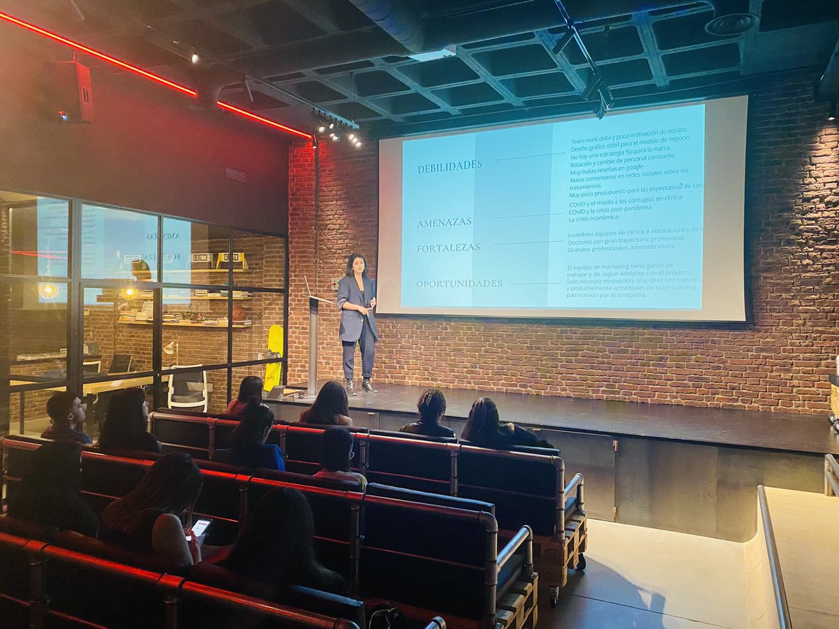 jordisanildefon's tweet photo. Paula Fernández (@paulafdezmkt) nos presenta el TFM de la marca Smylife 😍 en el #MasterAulaCM sobre el escenario de @aulaCM https://t.co/IBWNLqybqU