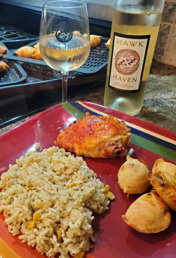ECWineCouple's tweet photo. Seasoned #chickenthighs w/#miniempanadas and #cilantroriceโ๏ธ. Paired with a #pinotgrigio from @HawkHavenWinery. Not bad for a #thursday and a #cincodemayo dinner. All thanks to @AldiUSA!
#eastcoastwines #capemaynj #newjerseywines #sazonseasoning #aldieats #aldi #aldiingredients https://t.co/3PucP9pjvi