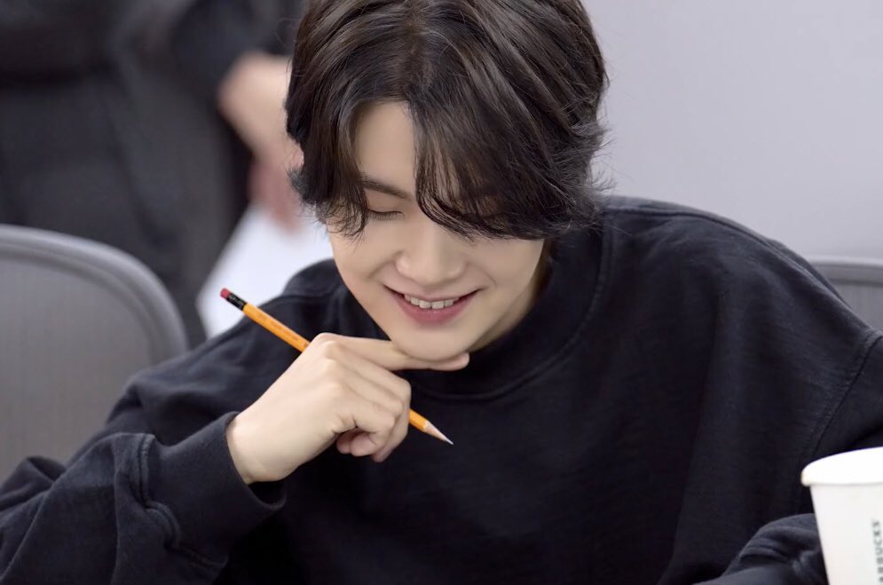 ddingddaeng's tweet photo. yoongi’s really the type of Pretty that will give you butterflies https://t.co/6ZY7JJK8MF
