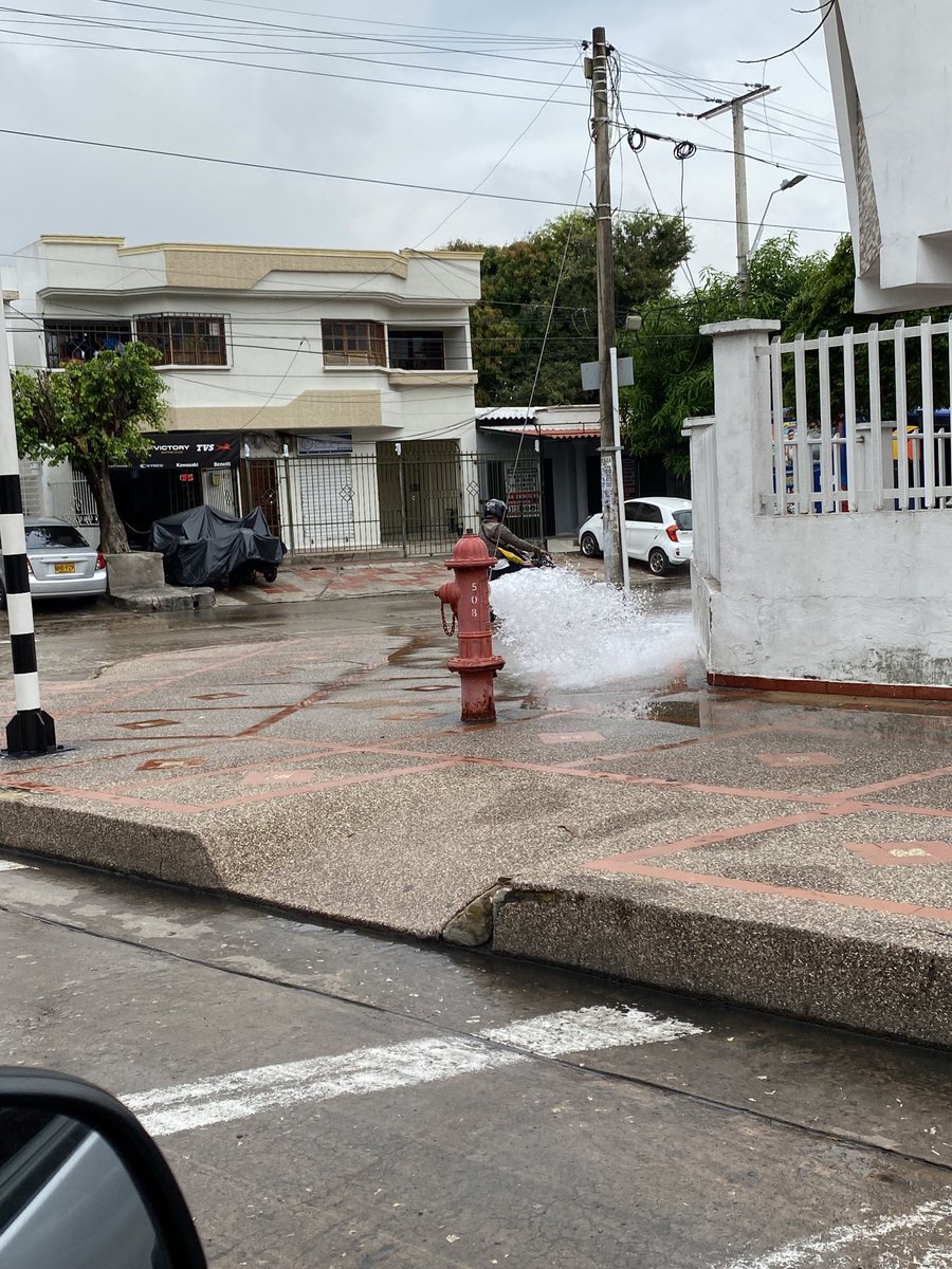 Señores ⁦<a href="/SomosTripleA/">Triple A S.A E.S.P</a>⁩ fuga de agua en la calle 70 B con la carrera 34 esquina.