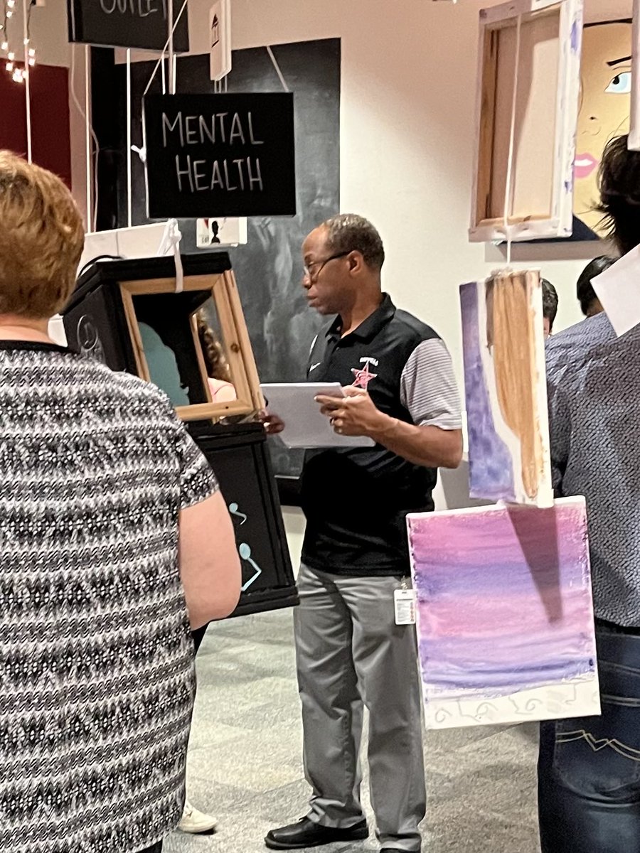 Super excited to have ⁦<a href="/AAH147/">ANTHONY HILL</a>⁩ here evaluating student projects!