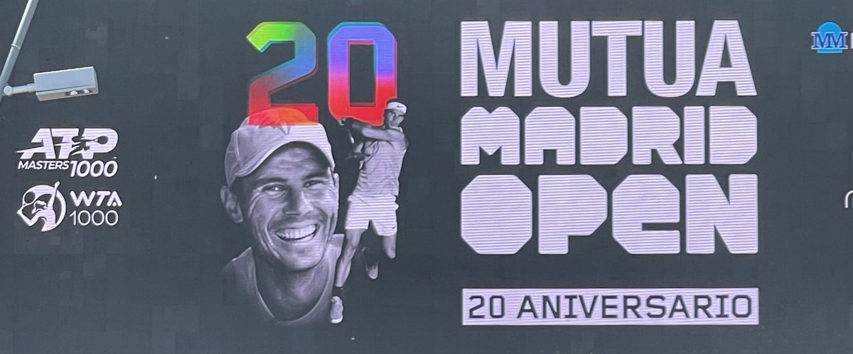DanaAlonso's tweet photo. Vivir en directo un partido entre @RafaelNadal y @alcarazcarlos03 es todo un lujo. Y si antes disfrutas de un partido de @DjokerNole ya es la leche. Gracias como siempre @MutuaMadridOpen 😎🎾 #MMOpen https://t.co/LTs7I2aNI1