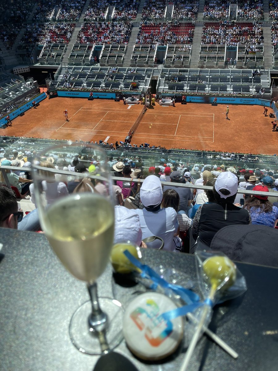 DanaAlonso's tweet photo. Vivir en directo un partido entre @RafaelNadal y @alcarazcarlos03 es todo un lujo. Y si antes disfrutas de un partido de @DjokerNole ya es la leche. Gracias como siempre @MutuaMadridOpen 😎🎾 #MMOpen https://t.co/LTs7I2aNI1