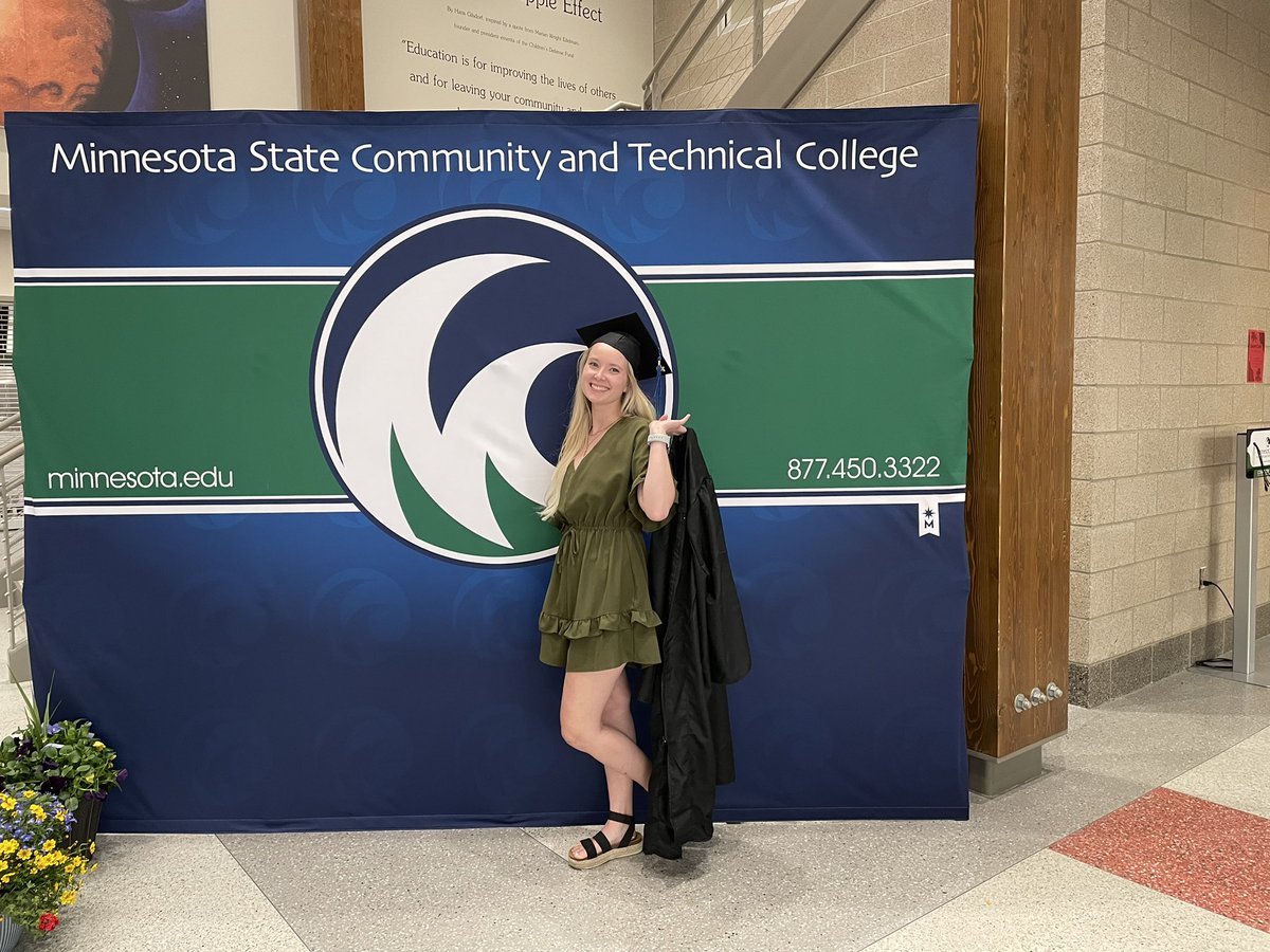 CellefsonChris's tweet photo. #mstate #graduation2022 so proud of this girl https://t.co/QrOrIxhVkI