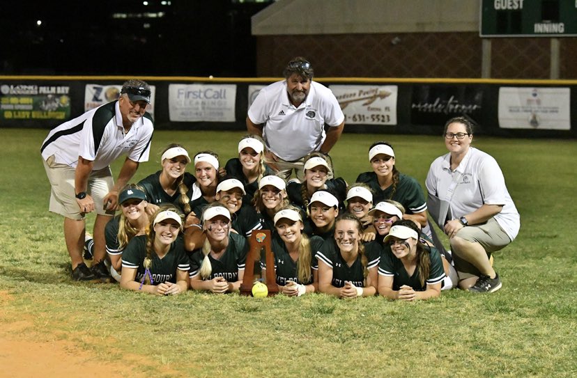 ally_turner09's tweet photo. Back to back District Champs!! @melhighsoftball So proud of this team 💚💚 https://t.co/MLuzPubL9H