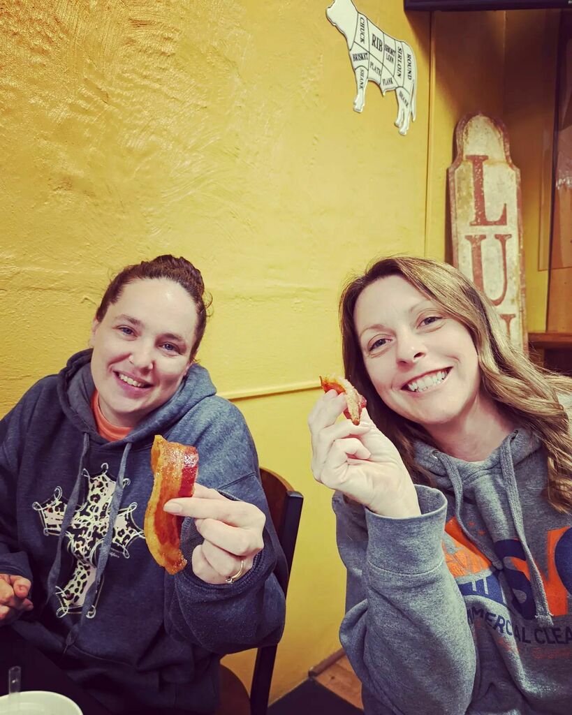 SVGclean's tweet photo. Happy 1 year anniversary to Team Leader Kelly! Such a great person and demonstrates our core values. INTEGRITY ACCURACY COMMUNICATION DEPENDABILITY #TeamSVGclean #SVGclean #ThankYou #Teamwork #bacon https://t.co/iokPaCkdpt https://t.co/WCREjD9BeZ