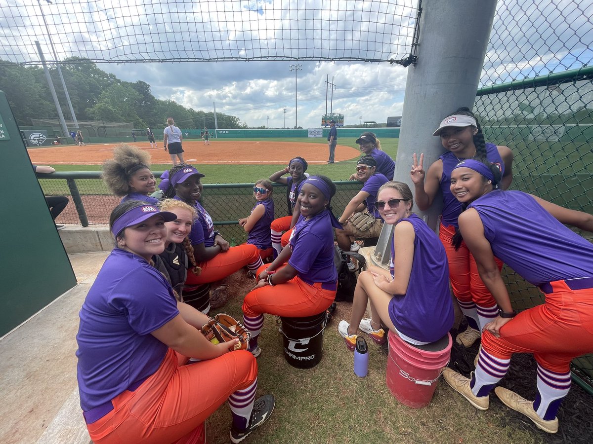 EWU_Athletics's tweet photo. #EWUSB waiting to hit the field! The Lady Tigers will face @FNUAthletics immediately following the @GGCAthletics/@CotteyAthletics which is currently in extra innings. #TigerPride!π
π₯ https://t.co/Sx1AwEW395
