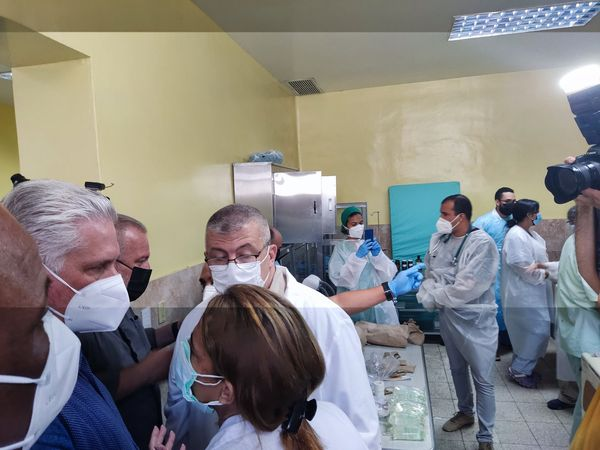 El presidente cubano <a href="/DiazCanelB/">Miguel Díaz-Canel Bermúdez</a> y el ministro de salud <a href="/japortalmiranda/">José Angel Portal Miranda</a>, acudieron al hospital universitario habanero Calixto García, donde conocieron sobre el estado de la veintena de pacientes que son atendidos en estos momentos.

#FuerzaCuba 
#CubaPorLaVida