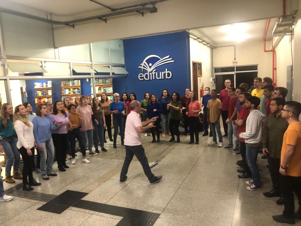 FurbOficial's tweet photo. Quem nunca se encantou com o Coro da FURB, né? Em celebração aos 58 anos da nossa FURB, o Coro fez uma apresentação especial em frente à EdiFURB que levou muita emoção ao público. A gente ama demais!

#FURB https://t.co/P0QLSrYY1u