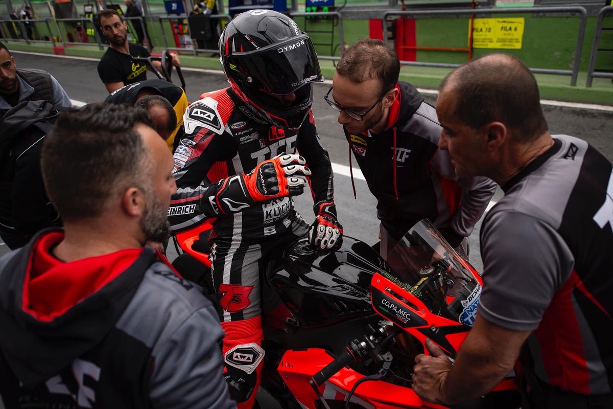 Qualifiche 1 P4
Prove un po’ pazze, bagnato e asciutto, asciutto e bagnato… solo due giri fatti ma solo grazie al gran lavoro della squadra nel rimettere la moto in configurazione da asciutto in pit lane.
Domani 12:45 Q2
#tcfracingteam <a href="/caberghelmets/">Marius</a> <a href="/awa_racing/">AWA Racing</a> <a href="/Stylmartin/">Stylmartin Official</a>