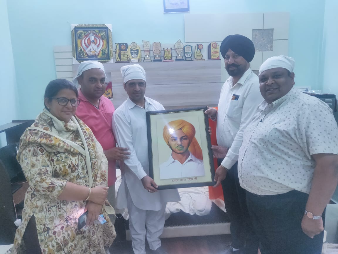 deepakPILOTfans's tweet photo. Thanks for such a precious Lifetime Gist for my Punjab Office at #tarntaransahib Sh. Vivek Aggarwal Ji and Guru Jandoke Ji
@VarunRajSingh26 @BhagwantMann @ArvindKejriwal @AAPPunjab @AamAadmiParty @raghav_chadha #India #Punjab @HarpalCheemaMLA @JarnailSinghAAP #DeepakPILOT https://t.co/SKXkj7fqiI