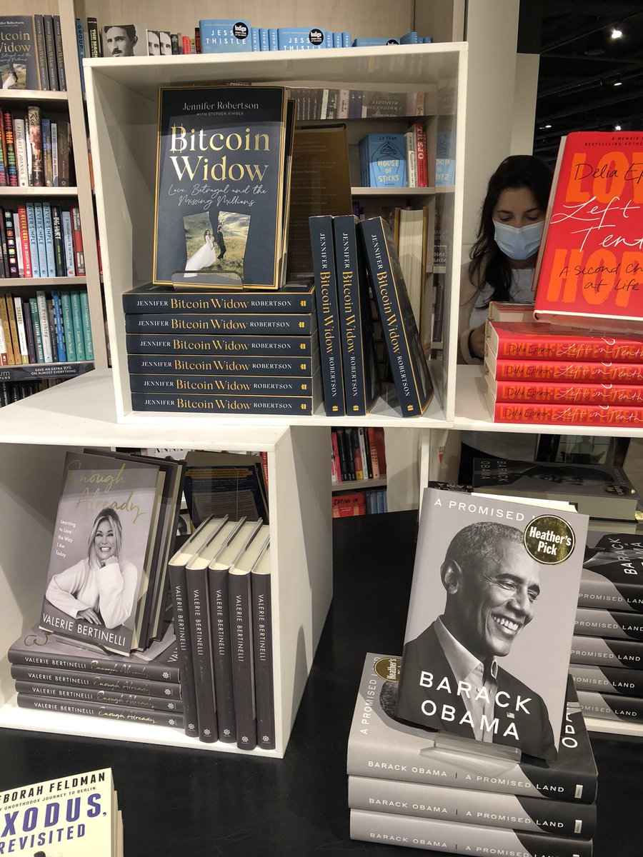 Just saw <a href="/skimber/">Shirley Kimber</a> hanging out with Valerie and Barack at a downtown bookstore. <a href="/kings_mfa/">KingsMFA</a>