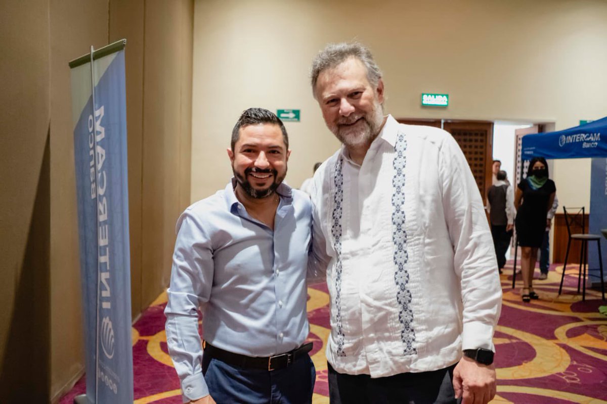 Foto con <a href="/leozuckermann/">Leo Zuckermann</a> minutos antes de escuchar su conferencia Perspectivas Económicas y Políticas, excelente análisis que nos queda para reflexionar, gracias a <a href="/COPARMEXVer/">COPARMEX Veracruz</a> por la invitación.