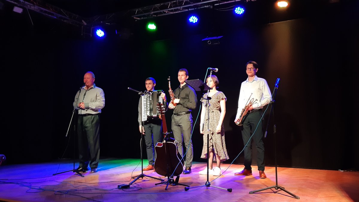 RadegDostal's tweet photo. Po dvou letech opět fantastický a v současné době velmi emotivní koncert pro Ukrajinu. Vítěz talent manie Ukrajiny Vladislav Gritsun, špičkový saxofonista Vladislav Biljačenko, vokalistka Olexandra Hervaziuk a další, u nás v #mestoSenov. Слава Україні! 🇺🇦 #standWithUkraine https://t.co/sTQSytPlh4