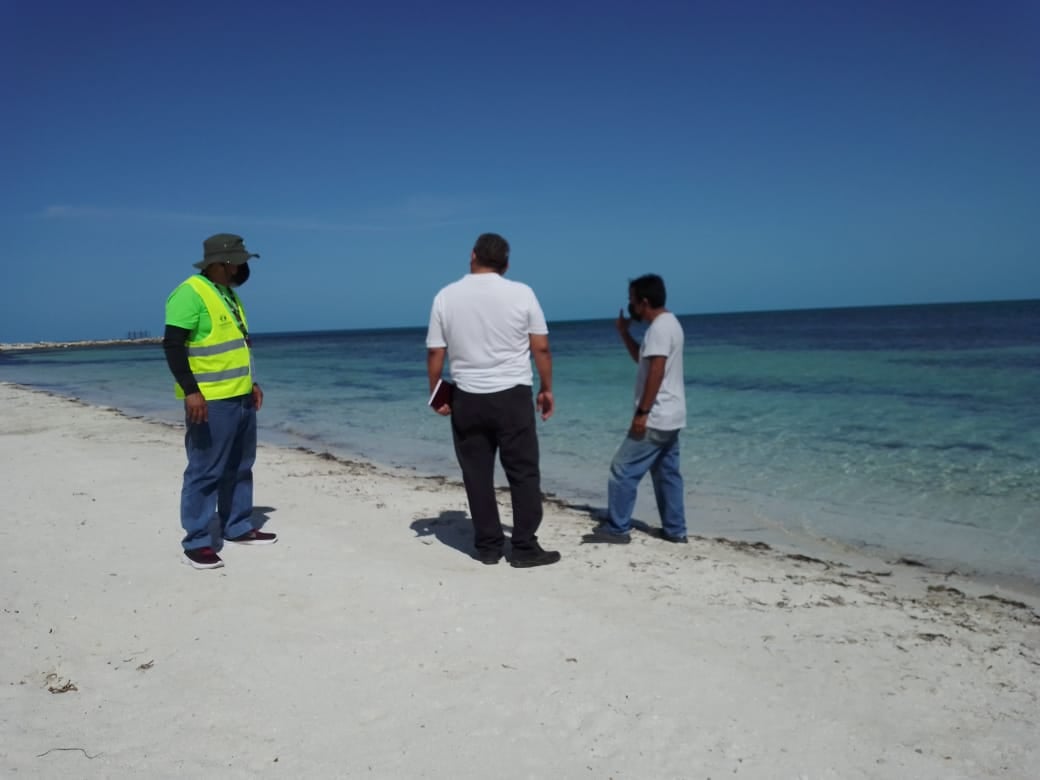 SaludCampeche's tweet photo. Teniendo como principal prioridad proteger la salud de la población y ante el reporte de la presencia de algún tipo de hidrocarburo en el balneario inclusivo “Playa Bonita”, personal de la #Copriscam realizó una visita técnica para atender dicha situación. https://t.co/7qHohuGjmf