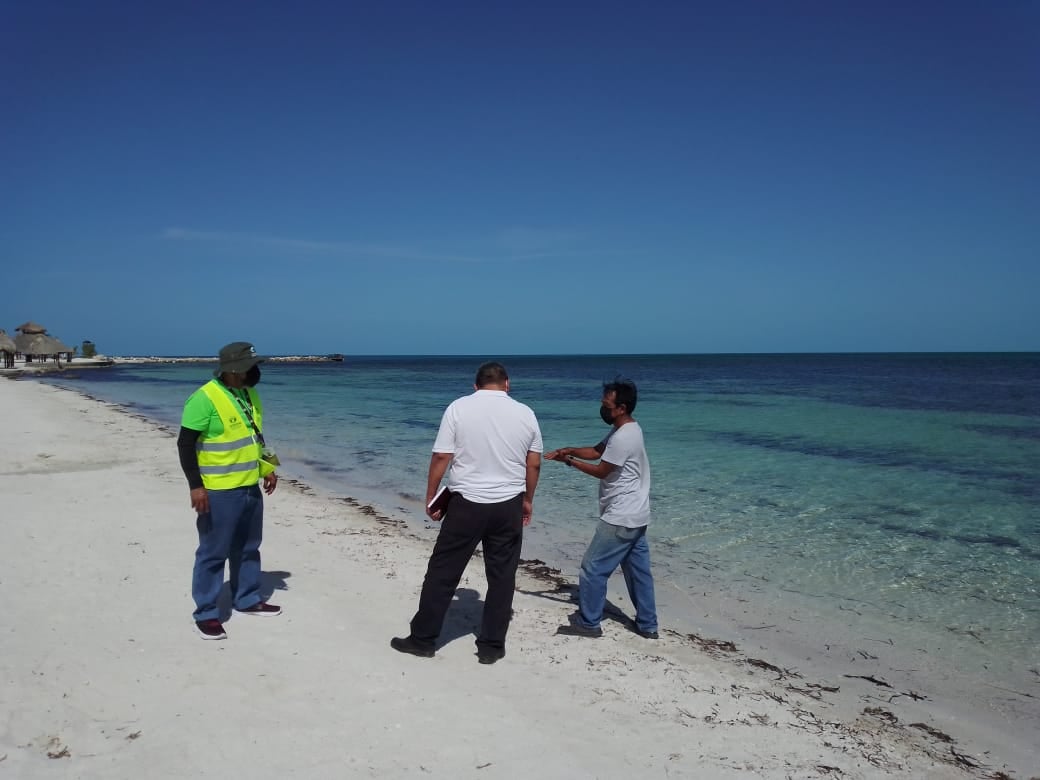 SaludCampeche's tweet photo. Teniendo como principal prioridad proteger la salud de la población y ante el reporte de la presencia de algún tipo de hidrocarburo en el balneario inclusivo “Playa Bonita”, personal de la #Copriscam realizó una visita técnica para atender dicha situación. https://t.co/7qHohuGjmf