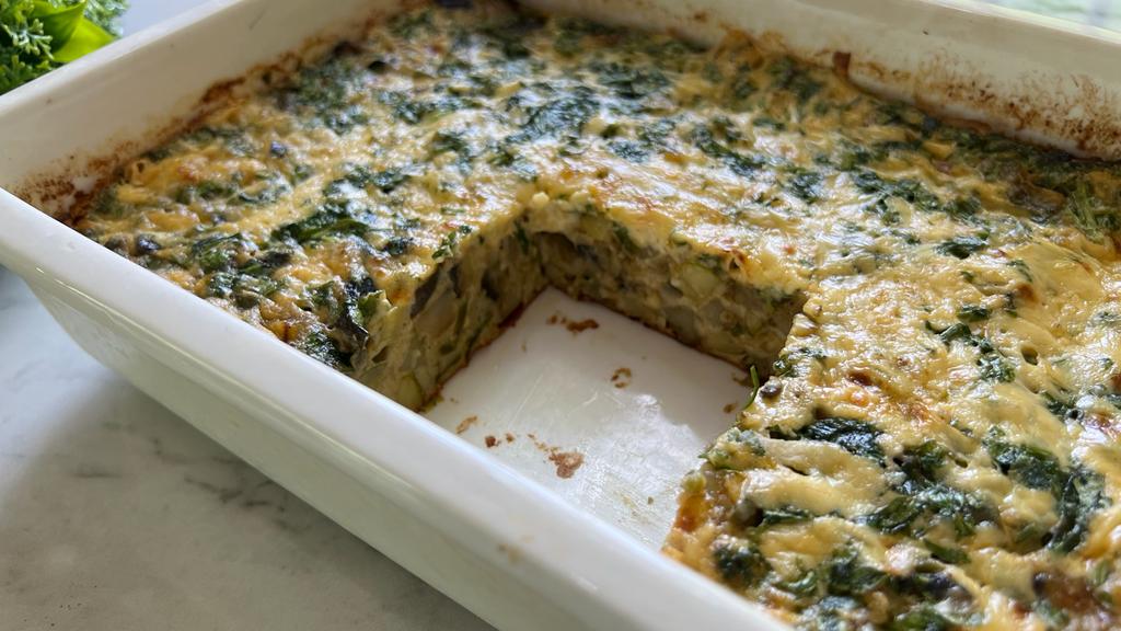 صينية الخضار  بالبيض طريقة سهلة بمكونات متوفرة في كل بيت . الطعم جدا روووعة ومكتملة العناصر الغذائية .. اذا تم تحضيرها بهاذي الطريقة انا متأكدة لن تتركيها ابدا 
تابعوني على قناتي في اليوتيوب 
اسم قناتي 
مطبخ شيف إلهام