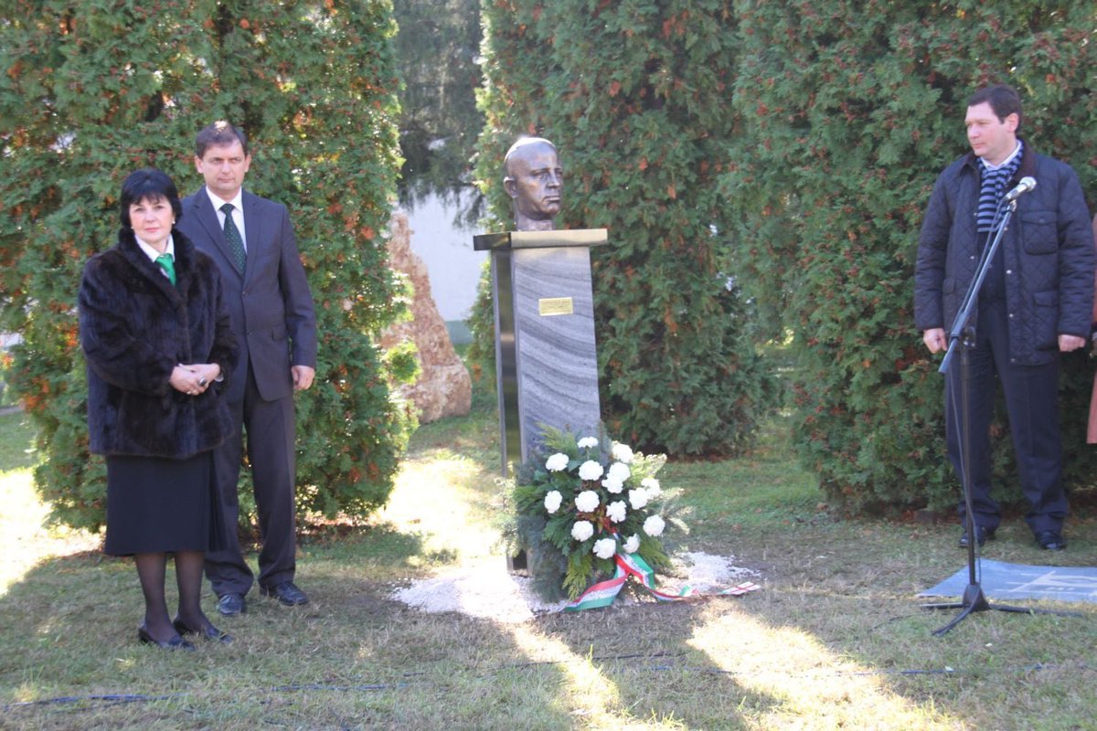 BudapestEmb's tweet photo. 🇬🇪🤝🇭🇺 #Diplo30GeoHun #30YrsOfDiplomaticRelations 
“Szeretlek, kedvesem,Szeretlek tégedet”These lines by famous 🇭🇺poet Sándor Petőfi were translated into🇬🇪 by well-known poet Grigol Abashidze.
OCT29,2010statue of Grigol Abashidze was erected in Kiskőrös, Sándor Petőfi's hometown. https://t.co/FB24qlmIVq