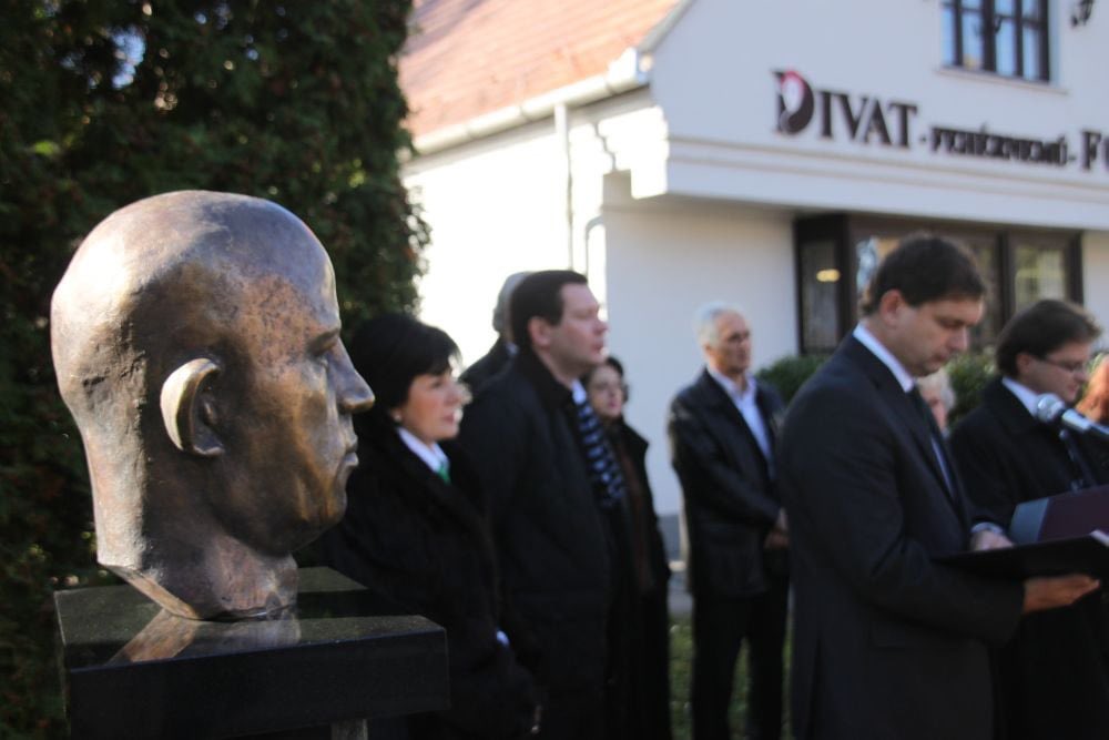 BudapestEmb's tweet photo. 🇬🇪🤝🇭🇺 #Diplo30GeoHun #30YrsOfDiplomaticRelations 
“Szeretlek, kedvesem,Szeretlek tégedet”These lines by famous 🇭🇺poet Sándor Petőfi were translated into🇬🇪 by well-known poet Grigol Abashidze.
OCT29,2010statue of Grigol Abashidze was erected in Kiskőrös, Sándor Petőfi's hometown. https://t.co/FB24qlmIVq