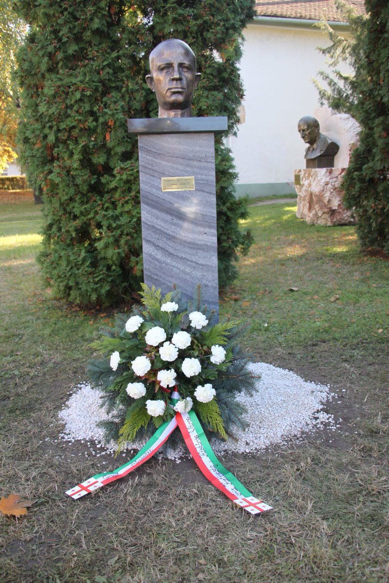 BudapestEmb's tweet photo. 🇬🇪🤝🇭🇺 #Diplo30GeoHun #30YrsOfDiplomaticRelations 
“Szeretlek, kedvesem,Szeretlek tégedet”These lines by famous 🇭🇺poet Sándor Petőfi were translated into🇬🇪 by well-known poet Grigol Abashidze.
OCT29,2010statue of Grigol Abashidze was erected in Kiskőrös, Sándor Petőfi's hometown. https://t.co/FB24qlmIVq