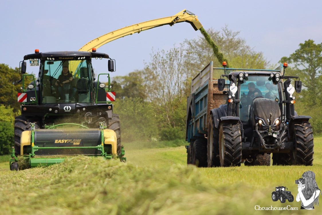 KroneFrance's tweet photo. 🖤 Merci à Elodie qui a capturé l’une de nos très rares ensileuses KRONE BiG X #Kronected Edition 🇩🇪 🇫🇷 au travail à l’herbe en Normandie ! 🌿😍
#krone #bigx #ensilage #ensileuse #agriculture #kronected https://t.co/YVBMsKEFYK