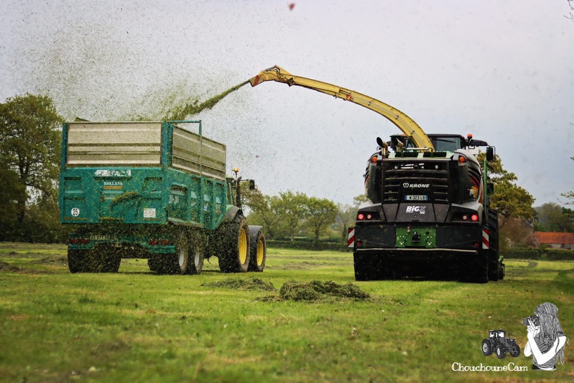 KroneFrance's tweet photo. 🖤 Merci à Elodie qui a capturé l’une de nos très rares ensileuses KRONE BiG X #Kronected Edition 🇩🇪 🇫🇷 au travail à l’herbe en Normandie ! 🌿😍
#krone #bigx #ensilage #ensileuse #agriculture #kronected https://t.co/YVBMsKEFYK